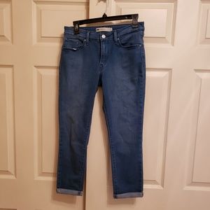 Levis Mid Rise Skinny Capris 6